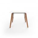 Table Faz Wood plateau HPL blanc intégral, pieds chêne naturel, Vondom, 90x90xH74 cm