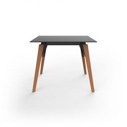Table Faz Wood plateau HPL noir et bord noir, pieds chêne naturel, Vondom, 90x90xH74 cm