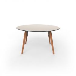 Table ronde Faz Wood plateau HPL blanc et bord noir, pieds chêne naturel, Vondom, diamètre 140cm H74cm