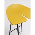 Tabouret haut Ant, hauteur d’assise 68cm, structure en acier noir et assise jaune moutarde, Ondarreta
